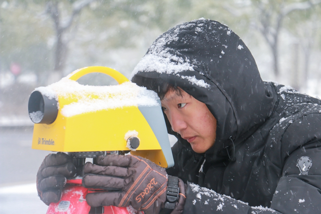 2018年1月27日，工程技術(shù)人員在雪中開展測量作業(yè)。