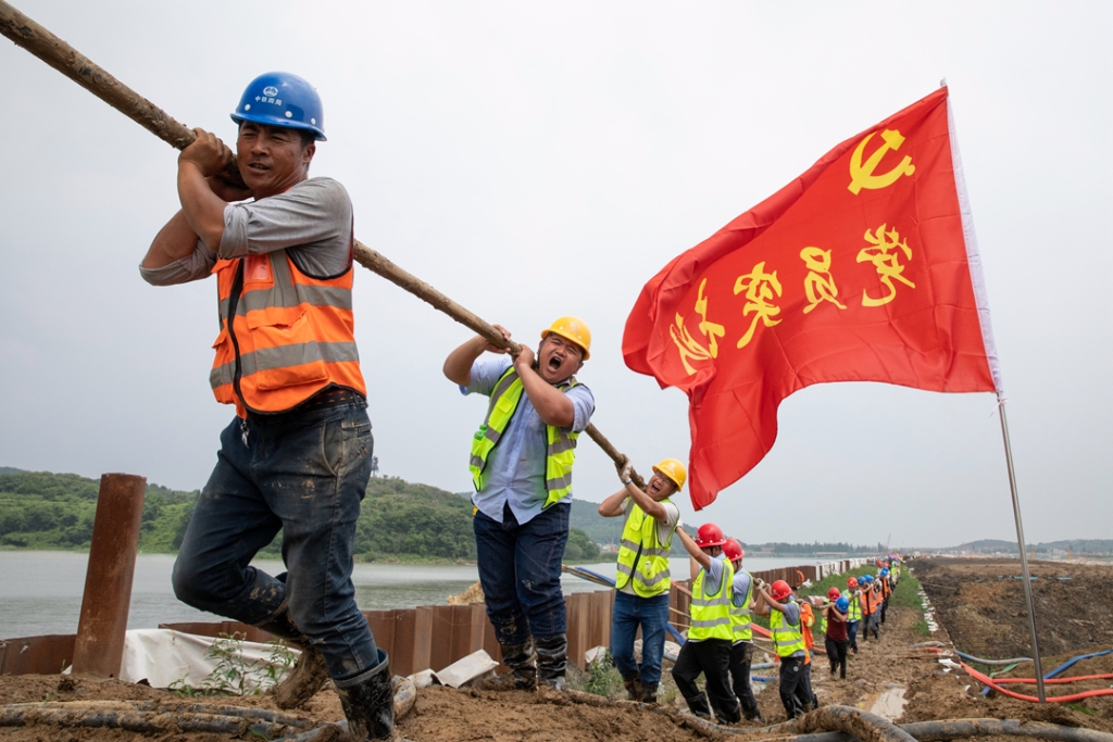 2019年6月21日，蘇錫常太湖隧道工地架設(shè)萬伏電纜，黨員突擊隊(duì)在施工現(xiàn)場。